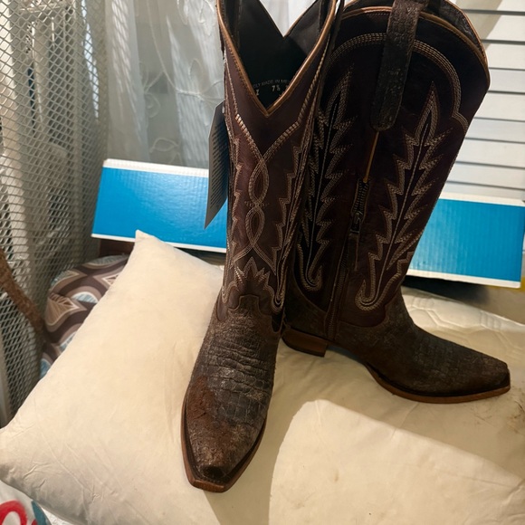 Lane “Skylight” Brown distressed Western Cowboy Boots
Size: 7.5 - Picture 5 of 9
